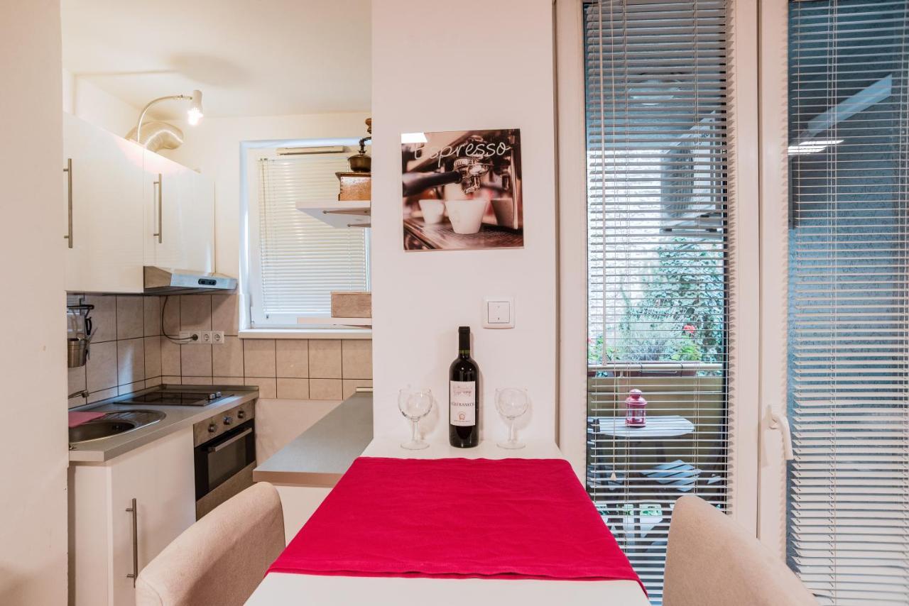 Central Studio Boulevard Budapest Bagian luar foto